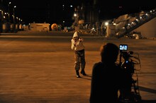 イージス艦「きりしま」の前でPV撮影を行うナノ。