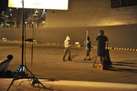 イージス艦「きりしま」の前でPV撮影を行うナノ。