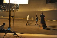 イージス艦「きりしま」の前でPV撮影を行うナノ。