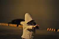 イージス艦「きりしま」の前でPV撮影を行うナノ。