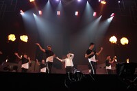 アンコールラストの「I'm on Fire」の様子。