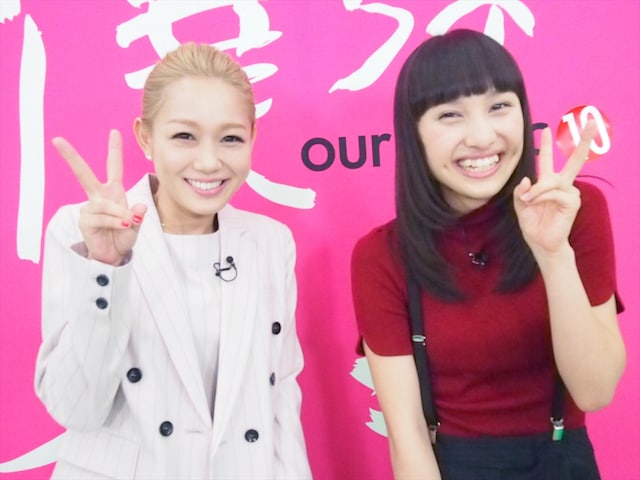 左から、トーク収録後の西野カナ、百田夏菜子。