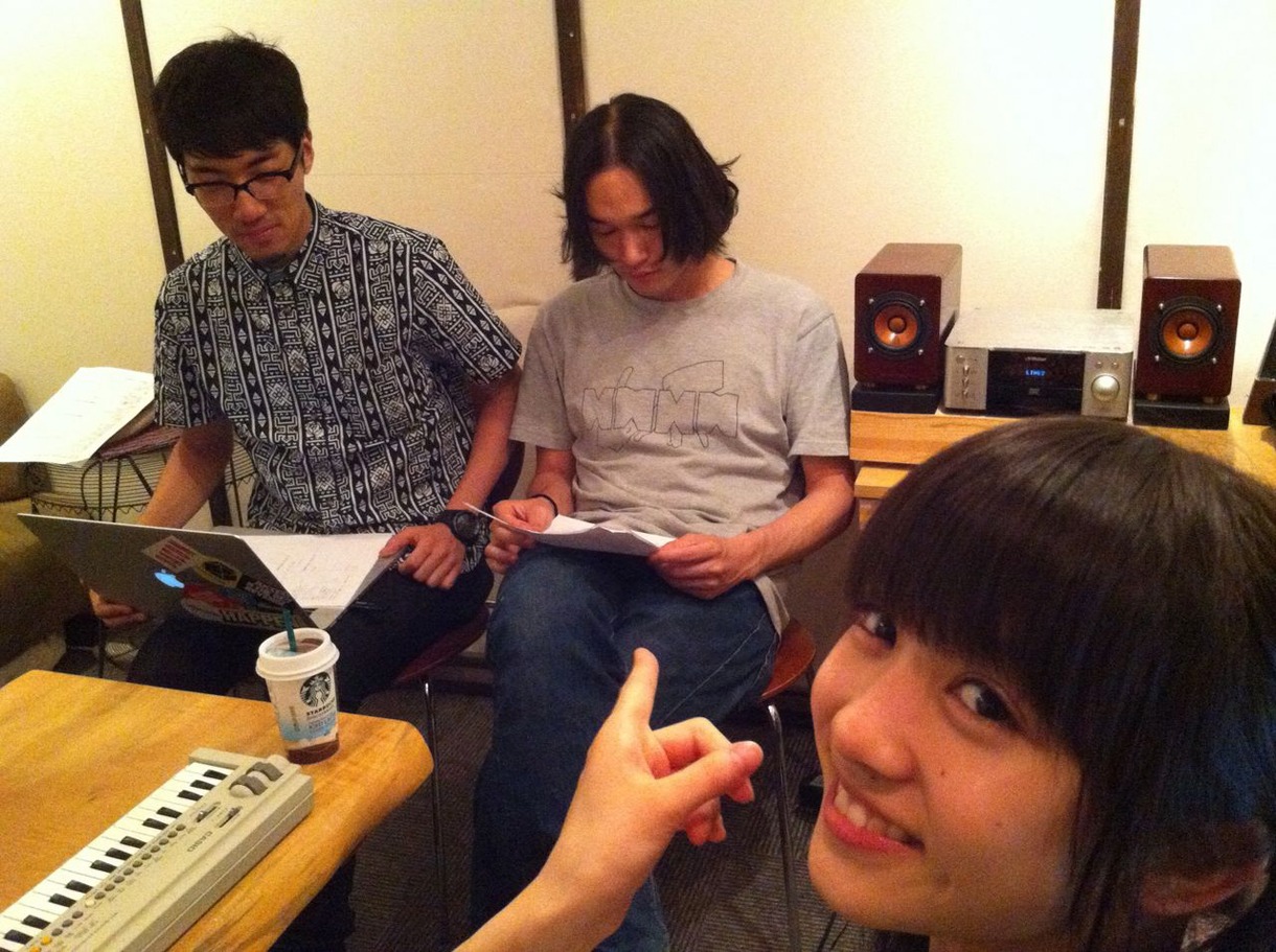 左からtofubeats、okadada、新井ひとみ（東京女子流）。