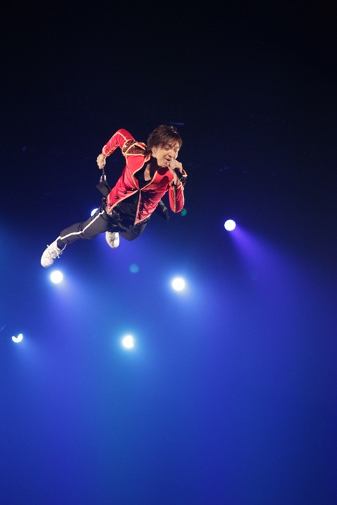 ライブのオープニングでフライングパフォーマンスを披露した三浦大知。
