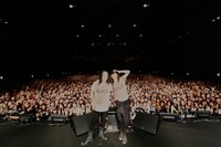 終演後、ファンとの記念撮影を楽しむ黒夢の2人。（撮影：宮脇進）