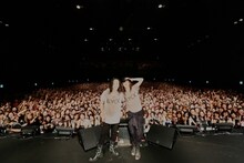 終演後、ファンとの記念撮影を楽しむ黒夢の2人。（撮影：宮脇進）