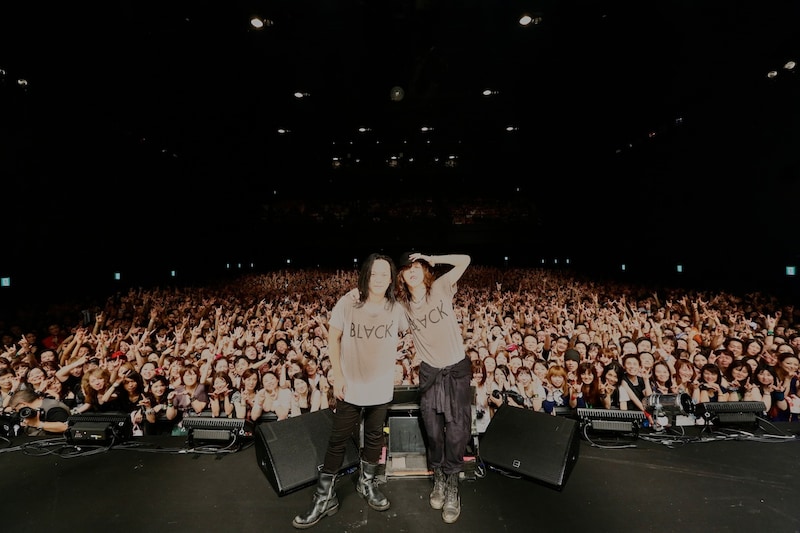 終演後、ファンとの記念撮影を楽しむ黒夢の2人。（撮影：宮脇進）