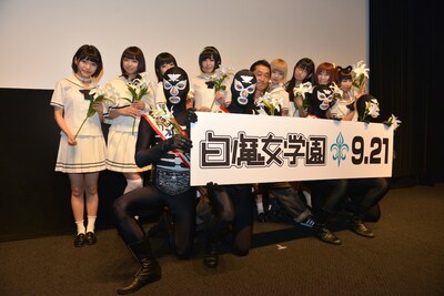 ショッカーも交えた記念撮影の様子。