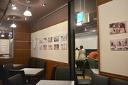 劇中カットのパネルが飾られた「白魔女学園カフェ」の店内。