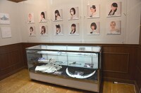 店内を入ってすぐにある、登場時物のパネルと撮影に使用された小道具の展示。