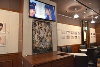 店内には秘蔵映像やポスターの展示も。