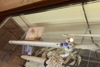 最上もががアクションシーンで使用した剣など、さまざまな小道具が閲覧できる。