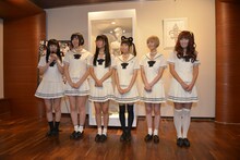 囲み取材を受けるでんぱ組.inc。