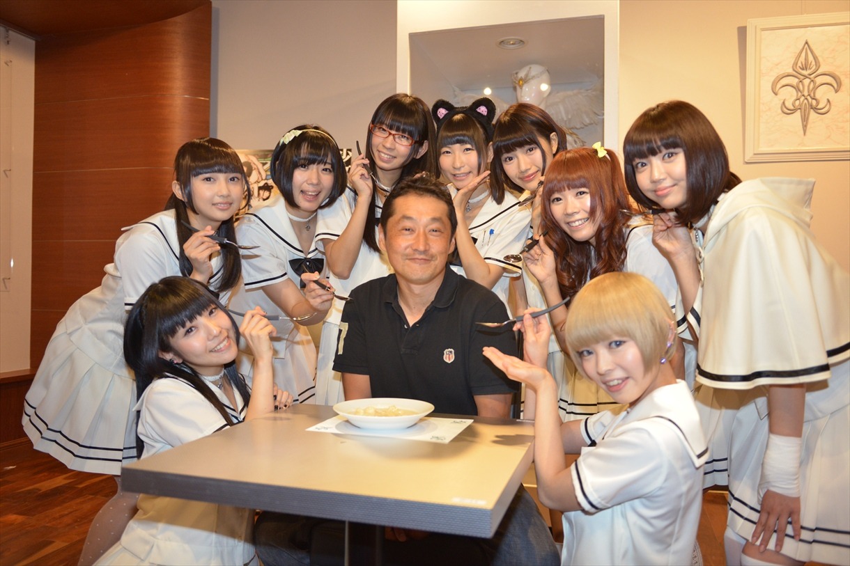 坂本浩一監督、でんぱ組.inc、カフェスタッフたちによる記念撮影。