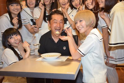 坂本監督にシチューを食べさせる最上もが。