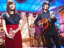 スタジオライブで「アイ」を披露する直前の前田敦子、秦基博。