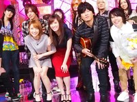 収録終了後の記念撮影の様子。