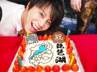 T.M.Revolutionと、故郷・滋賀県のシンボルである琵琶湖をモチーフにしたバースデーケーキ。