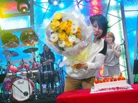 収録の合間に行われた、T.M.Revolutionの誕生祝いの様子。
