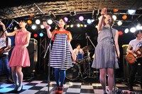 タルトタタンのアンコールで誕生した“暫定ナンバタタン”。左から野佐怜奈、南波志帆、鹿間水月。