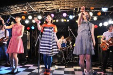 タルトタタンのアンコールで誕生した“暫定ナンバタタン”。左から野佐怜奈、南波志帆、鹿間水月。