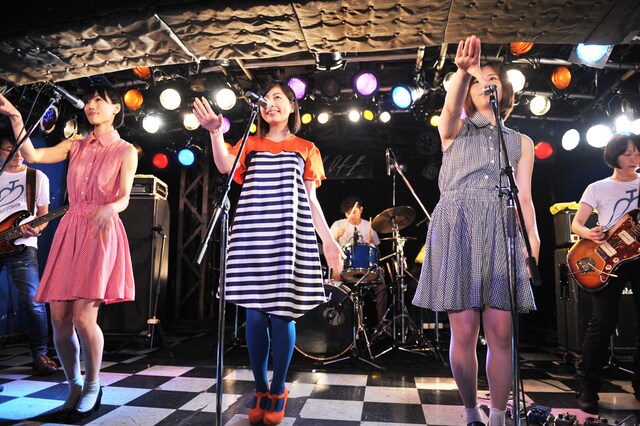 タルトタタンのアンコールで誕生した“暫定ナンバタタン”。左から野佐怜奈、南波志帆、鹿間水月。