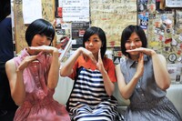 “暫定ナンバタタン”によるZ（野佐怜奈）、N（南波志帆）、T（鹿間水月）のポーズ。