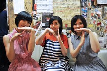 “暫定ナンバタタン”によるZ（野佐怜奈）、N（南波志帆）、T（鹿間水月）のポーズ。