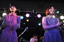 “暫定”タルトタタン。左から野佐怜奈、鹿間水月。