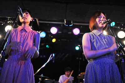 “暫定タルトタタン”の野佐怜奈（左）、鹿間水月。