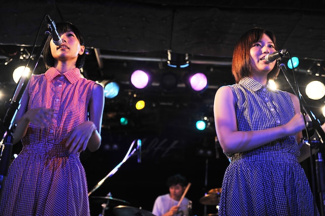 “暫定タルトタタン”の野佐怜奈（左）、鹿間水月。