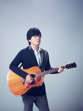 12月13日に登場する秦基博。