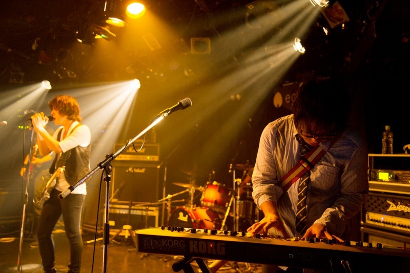 9月10日に東京・shibuya eggmanで行われた「Mix UP!! vol.55」でパフォーマンスを披露するHemenway。（撮影：加藤大毅[nanairo]）