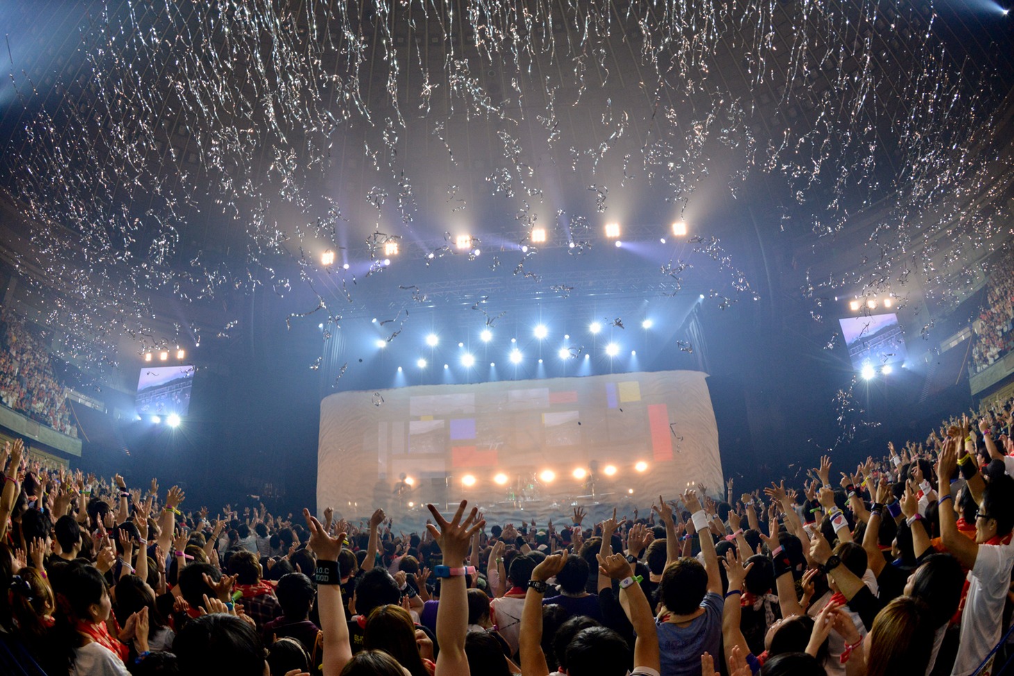BUMP OF CHICKEN「BUMP OF CHICKEN 2013 TOUR "WILLPOLIS"」愛知・日本ガイシホール公演の様子。（撮影：古渓一道）