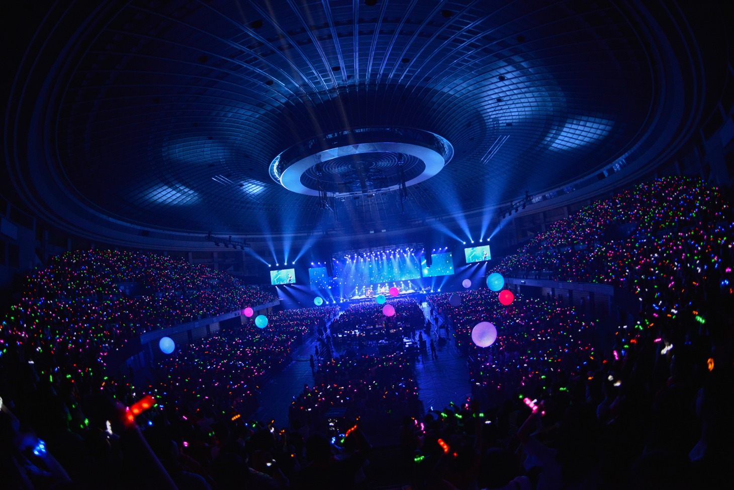 今週の人気の画像8位は「BUMP OF CHICKEN全国ツアー開幕『行ってまいります！』」より、BUMP OF CHICKEN「BUMP OF CHICKEN 2013 TOUR "WILLPOLIS"」愛知・日本ガイシホール公演の様子。（撮影：古渓一道）