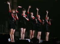 ℃-ute「Queen of J-POP～たどり着いた女戦士～」の様子。