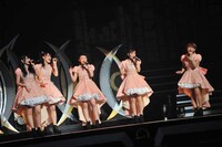 アカペラで「One's LIFE ～僕らの輝き」を歌唱する℃-ute。