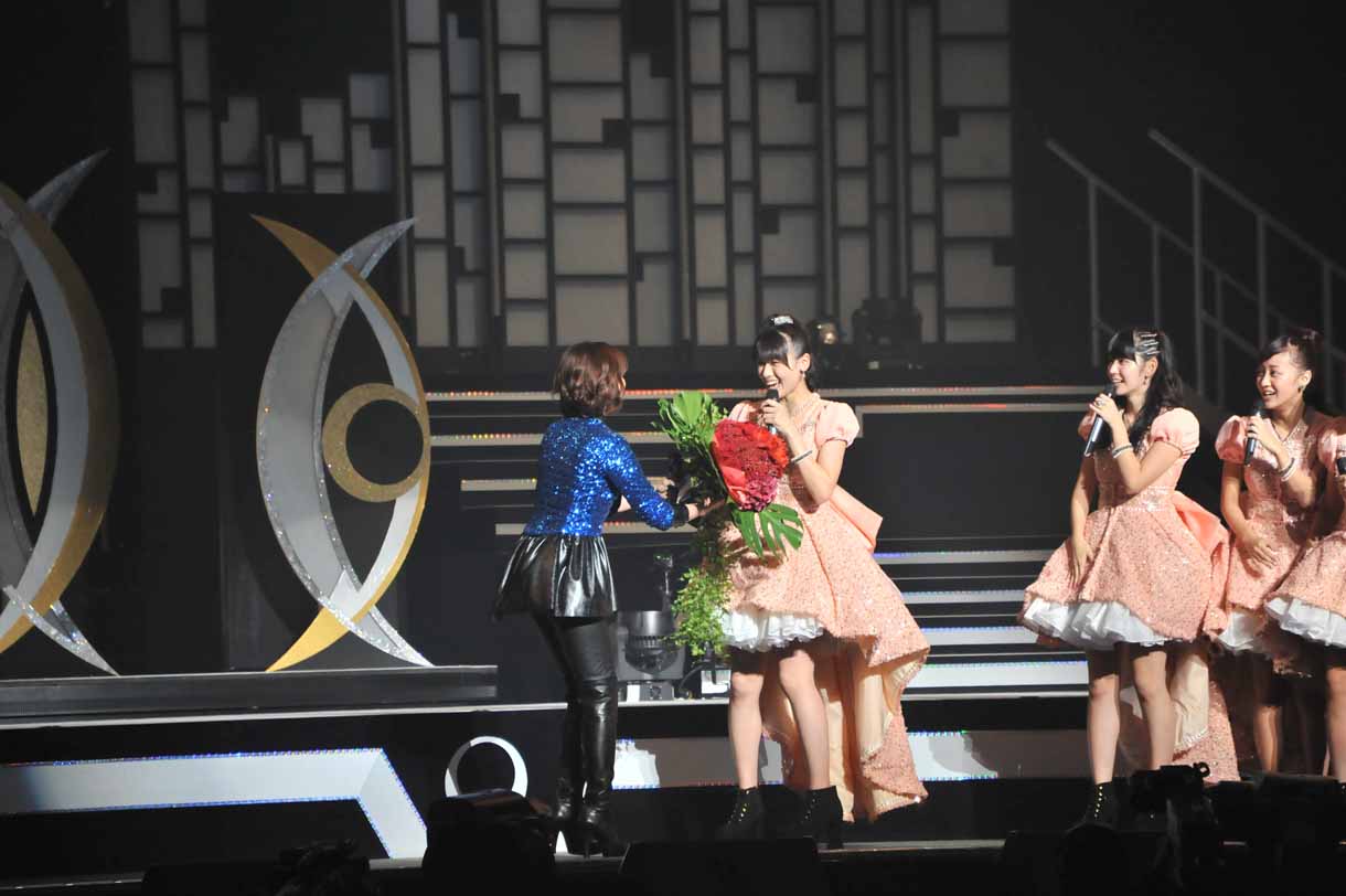 森高千里から℃-uteへ花束が贈られた。