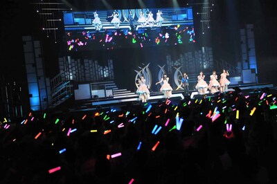 ℃-uteと森高千里による「この街」歌唱の様子。