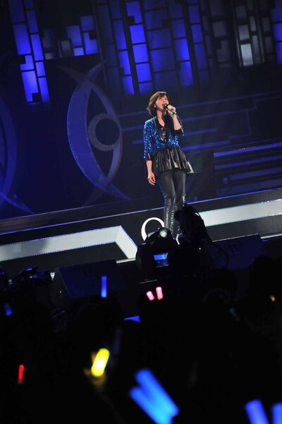 森高千里による「雨」歌唱の様子。