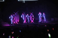 電飾衣装で登場した℃-ute。