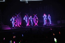 電飾衣装で登場した℃-ute。