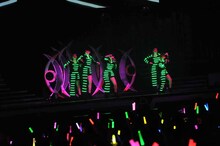 電飾衣装で登場した℃-ute。