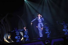 電飾衣装で歌う矢島舞美。