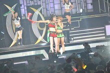 見つめ合う矢島舞美と岡井千聖。