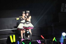 見つめ合う萩原舞と鈴木愛理。