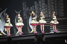 感謝の言葉を語る鈴木愛理。