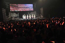 会場が矢島舞美のイメージカラーの赤一色に染めあがった。