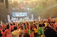 会場に紙吹雪が舞い踊る。