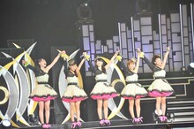 コンサートのラストで最後のあいさつをする℃-ute。